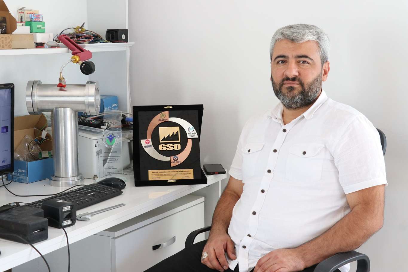 Evde ürettiği teknolojik cihazları dünyaya satıyor